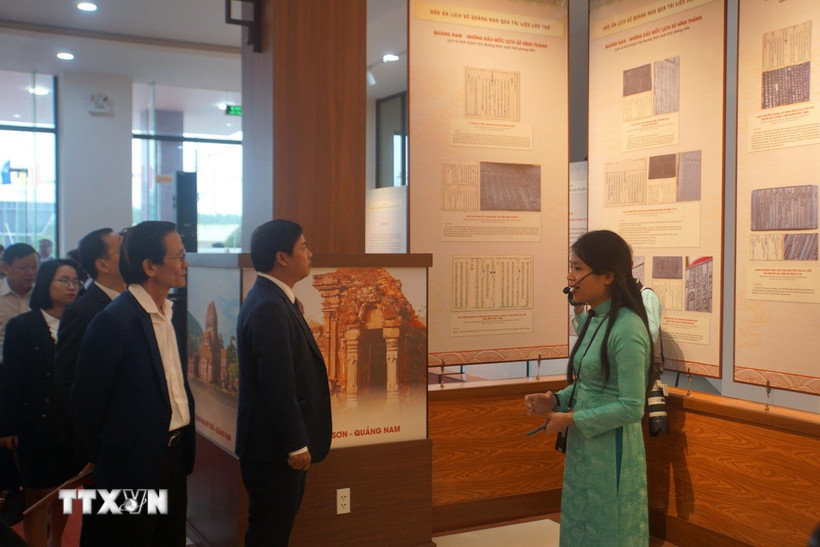 Khách tham quan triển lãm. (Ảnh: Trịnh Bang Nhiệm/TTXVN)