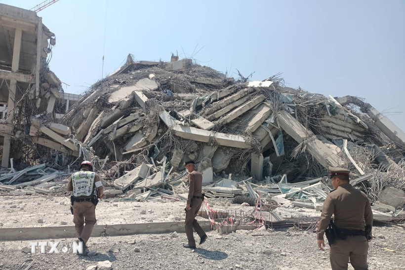 Tòa nhà bị sập tại thủ đô Bangkok, Thái Lan do ảnh hưởng từ trận động đất ở Myanmar. (Ảnh: THX/TTXVN)