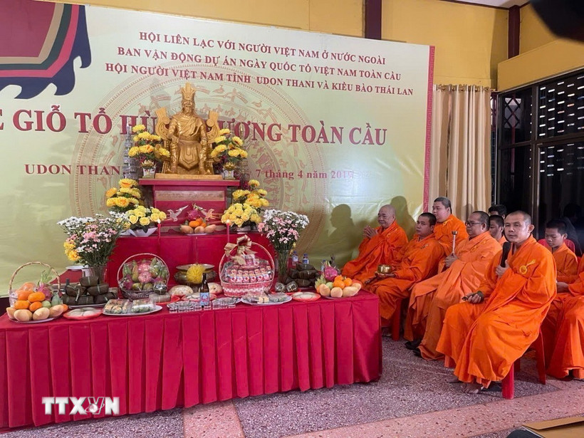 Các sư thầy làm lễ cầu bình an. (Ảnh: TTXVN phát)