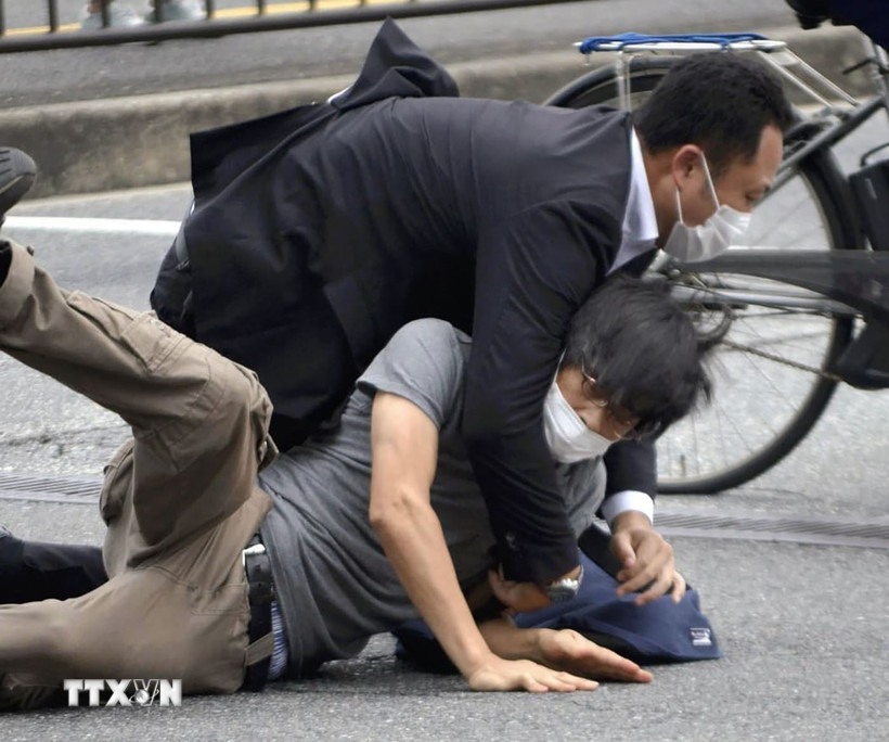 Nghi phạm tấn công cựu Thủ tướng Nhật Bản Abe Shinzo bị lực lượng an ninh bắt giữ tại hiện trường. (Ảnh: AFP/TTXVN)