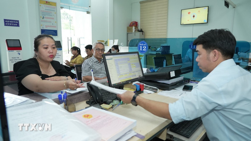 Cán bộ tiếp nhận hồ sơ giải quyết thủ tục cho người dân tại Trung tâm Phục vụ hành chính công phường Tân Ninh (Tây Ninh). (Ảnh: Minh Phú/TTXVN)
