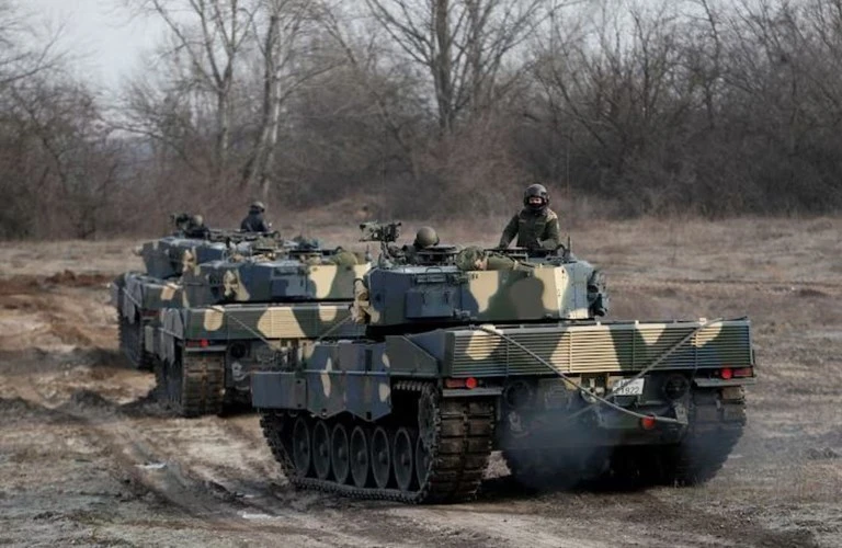 Xe tăng Leopard 2A4 của Đức tham gia tập trận gần Tata, Hungary. (Ảnh: Reuters/TTXVN)