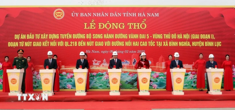 Các đại biểu thực hiện nghi thức động thổ dự án. (Ảnh: Nguyễn Chinh/TTXVN)