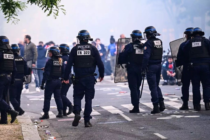 Đụng độ giữa cảnh sát chống bạo động và người hâm mộ trước trận đấu PSG và Arsenal. (Nguồn: Getty Images)