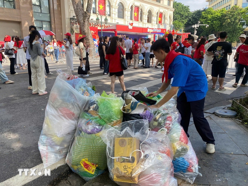Lực lượng thanh niên tình nguyện tham gia vệ sinh môi trường, trả lại cảnh quan Đô thị xanh-sạch-đẹp. (Ảnh: Quốc Lũy/TTXVN)