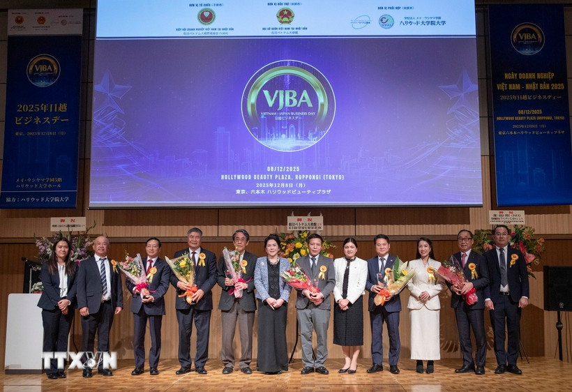 Ban lãnh đạo VJBA chụp ảnh lưu niệm cùng đại biểu, khách quý tham dự sự kiện. (Ảnh: Xuân Giao/TTXVN)