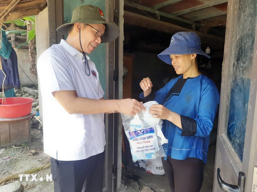 Đoàn y tế Gia Lai, Cao Bằng tặng túi thuốc cho người dân xã Lũng Nặm (Cao Bằng). (Ảnh: TTXVN phát)