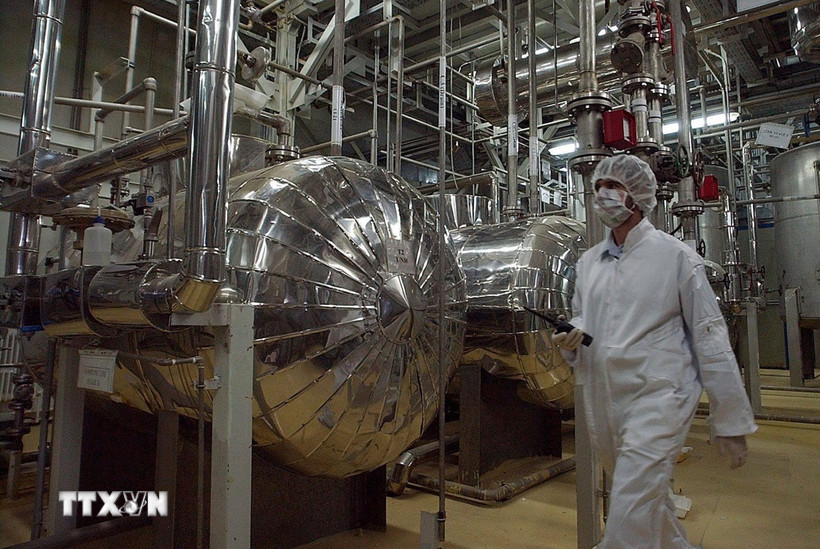 Nhân viên kỹ thuật làm việc bên trong cơ sở hạt nhân Isfahan, nằm cách thủ đô Tehran khoảng 420km về phía Nam. (Ảnh: AP/TTXVN)