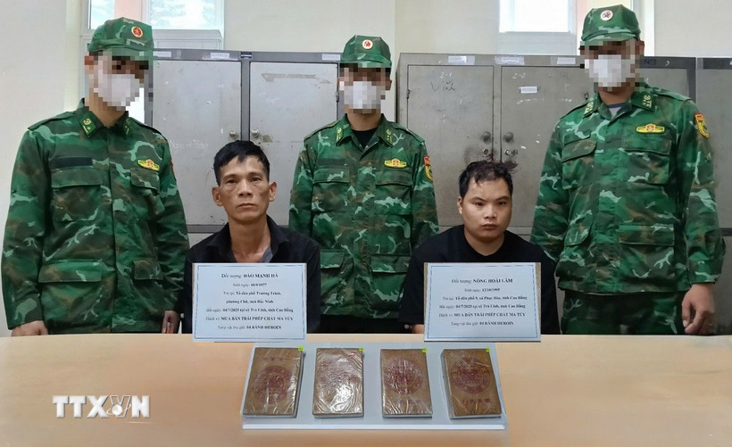 Hai đối tượng Đào Mạnh Hà và Nông Hoài Lâm cùng tang vật bị lực lực đánh án bắt giữ. (Ảnh: TTXVN phát)