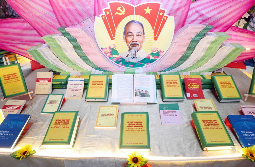 Cuốn sách “Tuyệt đối trung thành với Tổ quốc, với Đảng, Nhà nước và Nhân dân - Sáng ngời tư cách người Công an cách mạng” của Tổng Bí thư Tô Lâm. (Ảnh: Phạm Kiên/TTXVN)