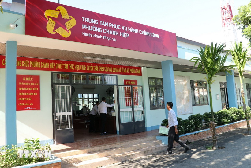Người dân đến làm thủ tục hành chính ngày đầu vận hành thử tại phường Chánh Hiệp (phường mới), thành phố Thủ Dầu Một. (Ảnh: Dương Chí Tưởng/TTXVN)