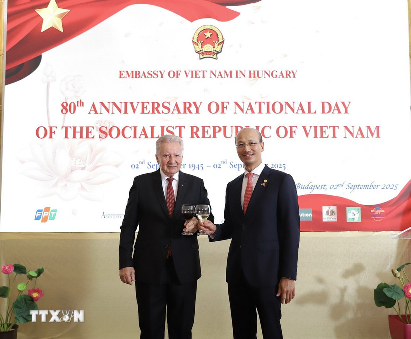 Đại sứ Bùi Lê Thái (phải) và ông István Jakab, Phó Chủ tịch Quốc hội Hungary, tại lễ kỷ niệm. (Ảnh: TTXVN phát)