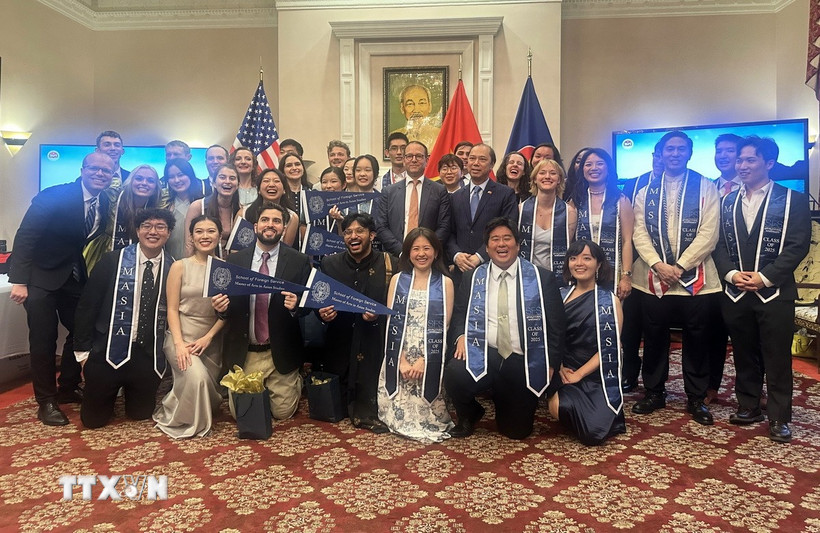 Lãnh đạo Đại sứ quán Việt Nam tại Mỹ với các sinh viên tốt nghiệp thạc sỹ chuyên ngành nghiên cứu Đông Nam Á. (Ảnh: Ngọc Quang/TTXVN)