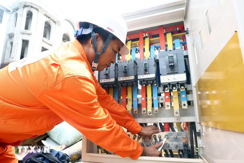 Công nhân Công ty Điện lực Quận Hoàn Kiếm kiểm tra máy biến áp. (Ảnh: Huy Hùng/TTXVN)