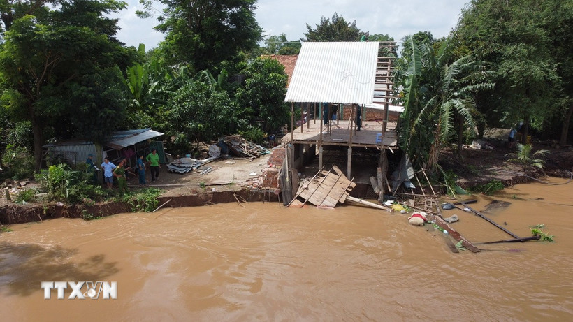 Khu vực sạt lở bờ sông Tiền tại ấp Tân Quới, xã Tân Long (tỉnh Đồng Tháp). (Ảnh: Nhựt An/TTXVN)