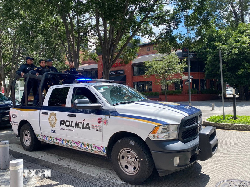 Lực lượng an ninh tăng cường tuần tra tại thủ đô Mexico City. (Ảnh: Phương Lan/TTXVN)