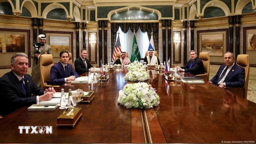 Ngoại trưởng Saudi Arabia (Ảrập Xêút) Faisal bin Farhan Al Saud (thứ 4, trái), Ngoại trưởng Nga Sergey Lavrov (phải), Cố vấn của Tổng thống Nga về chính sách đối ngoại Yuri Ushakov (thứ 2, phải), Ngoại trưởng Mỹ Marco Antonio Rubio (thứ 2, trái), Cố vấn an ninh quốc gia Mỹ Mike Waltz (thứ 3, trái) và Đặc phái viên Mỹ về Trung Đông Steve Witkoff (trái) tại cuộc đàm phán ở Riyadh, Saudi Arabia, ngày 18/2. (Ảnh: Reuters/TTXVN)