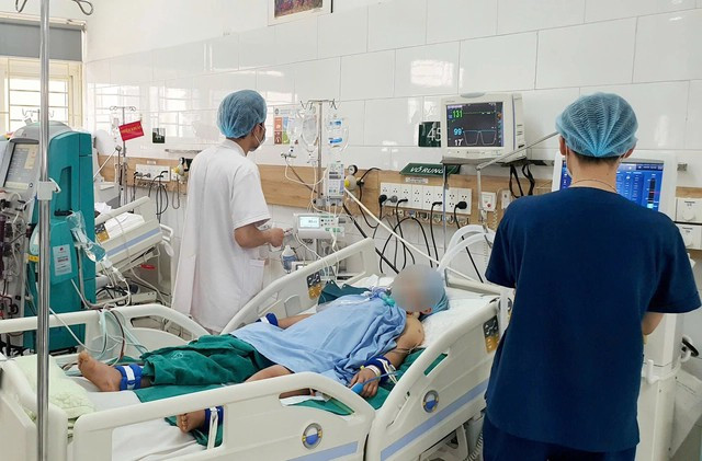 Người vợ hôn mê sâu đang được các bác sỹ chăm sóc tích cực tại Trung tâm Chống độc - Bệnh viện Bạch Mai. (Nguồn: Báo Sức khỏe và Đời sống)