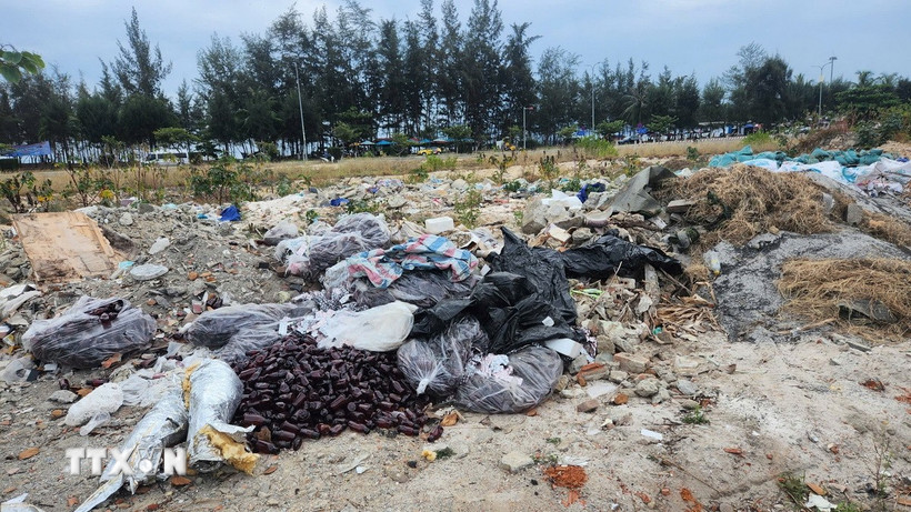 Chai, vỉ thuốc bị vứt bỏ ven đường tại quận Liên Chiểu, thành phố Đà Nẵng. (Ảnh: Văn Dũng/TTXVN)