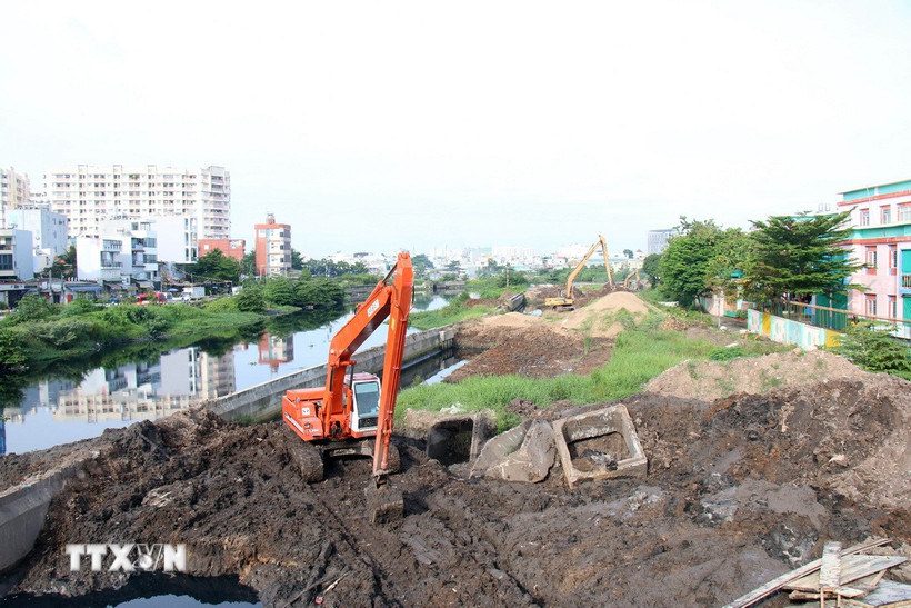 Ghi nhận tại một số khu vực của dự án, công trường khá vắng với chỉ 1 vài thiết bị thi công. (Ảnh: Tiến Lực/TTXVN)