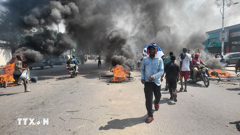 Người biểu tình đốt phá trên phố ở Congo. (Ảnh: THX/TTXVN)