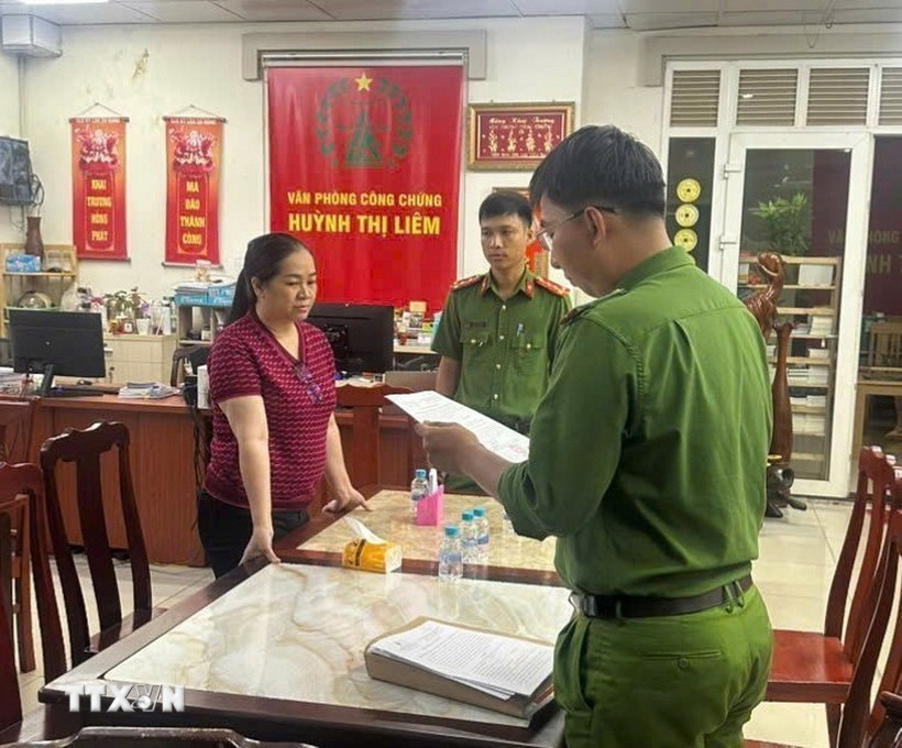Cơ quan điều tra thi hành lệnh bắt đối với Huỳnh Thị Liêm. (Ảnh: TTXVN phát)