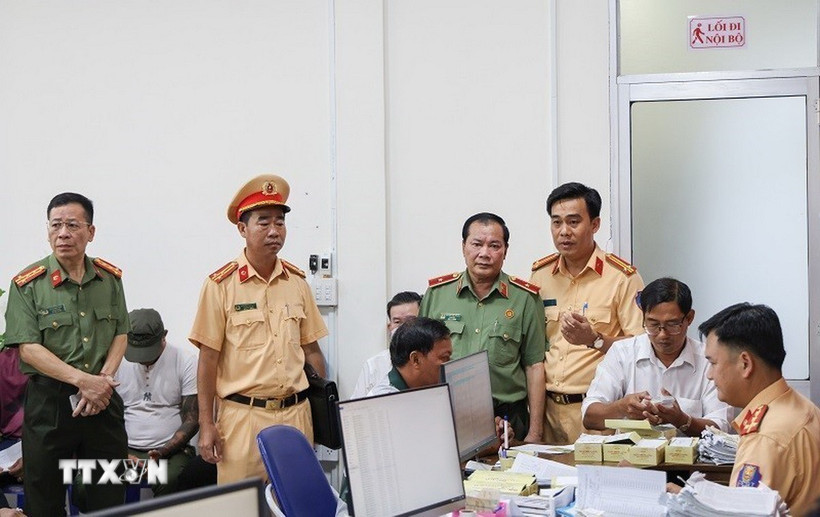 Thiếu tướng Nguyễn Văn Thuận, Giám đốc Công an thành phố Cần Thơ, kiểm tra công tác tiếp nhận hồ sơ của người dân tại Trung tâm Phục vụ hành chính công thành phố. (Ảnh: TTXVN phát)