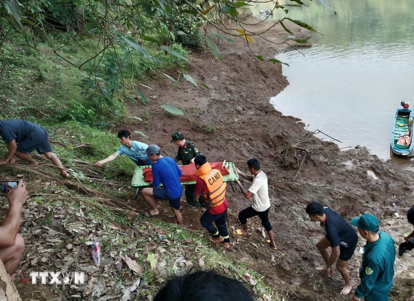 Lực lượng cứu hộ đã tìm thấy thi thể 2 cháu trai bị đuối nước. (Ảnh: TTXVN phát)