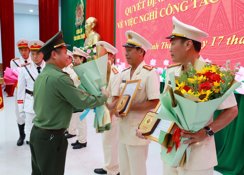 Đại tá Huỳnh Tấn Hạnh, Giám đốc Công an tỉnh Ninh Thuận, tặng hoa, động viên các cán bộ tự nguyện nghỉ trước hạn tuổi. (Ảnh: Công Thử/TTXVN)