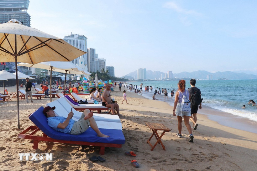 Nha Trang có bãi biển đẹp nhất nước đã thu hút du khách trong nước và quốc tế. (Ảnh: Đặng Tuấn/TTXVN)