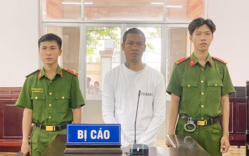 Bị cáo Thạch Điền (giữa) tại tòa. (Ảnh: Công an cung cấp)