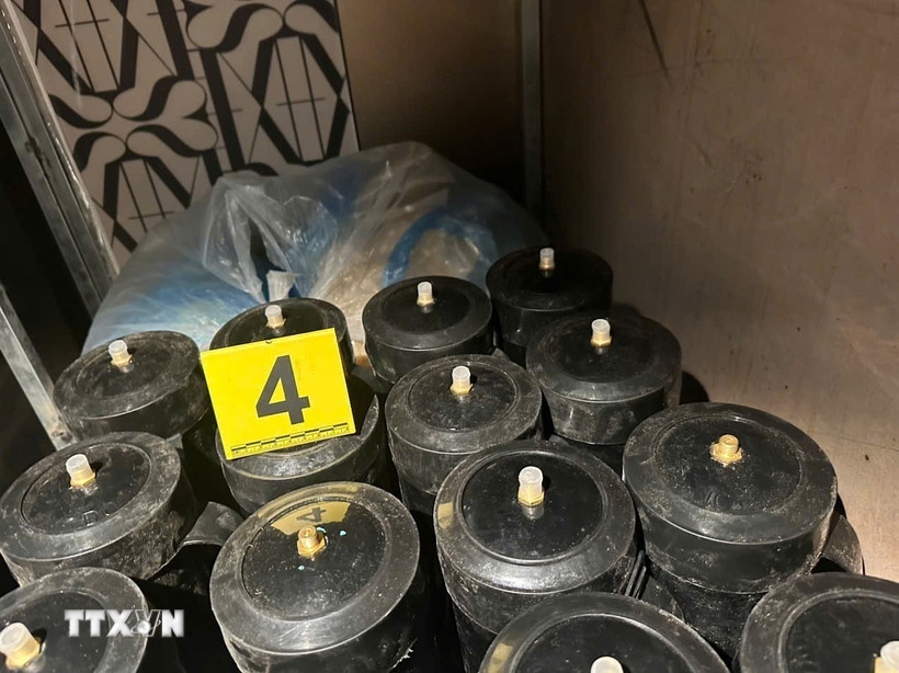 Các bình "khí cười" tại một cơ sở kinh doanh bị phát hiện. (Ảnh: TTXVN phát)