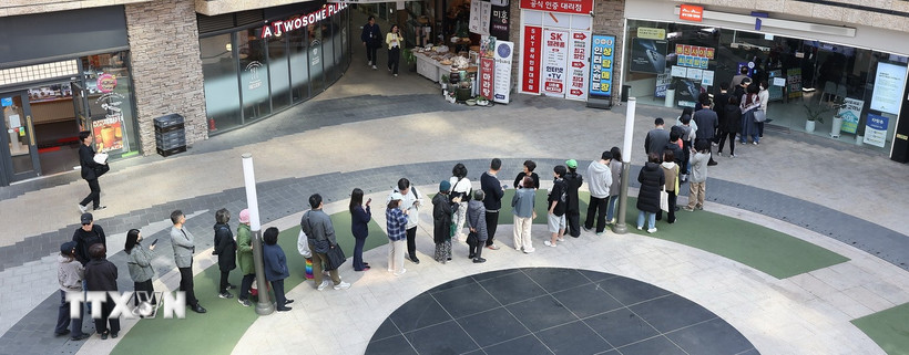 Người dân xếp hàng chờ để thay thế thẻ SIM tại một đại lý của SK Telecom sau khi xảy ra vụ tấn công mạng. (Ảnh: Yonhap/TTXVN)