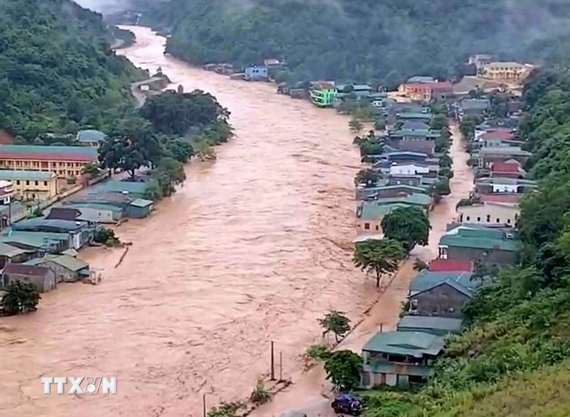 Sông Nậm Mộ đi qua xã Mường Xén hiện nước lũ vẫn rất cao. (Ảnh: TTXVN phát)