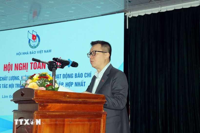 Nhà báo Lê Quốc Minh, Ủy viên Trung ương Đảng, Chủ tịch Hội Nhà báo Việt Nam, Tổng Biên tập Báo Nhân dân, Phó Trưởng ban Tuyên giáo và Dân vận Trung ương, phát biểu khai mạc Hội nghị. (Ảnh: Chu Quốc Hùng/TTXVN)
