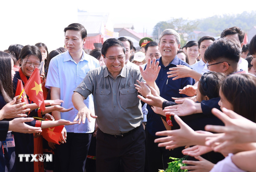 Thủ tướng Phạm Minh Chính với đồng bào các dân tộc tỉnh Lạng Sơn. (Ảnh: Dương Giang/TTXVN)