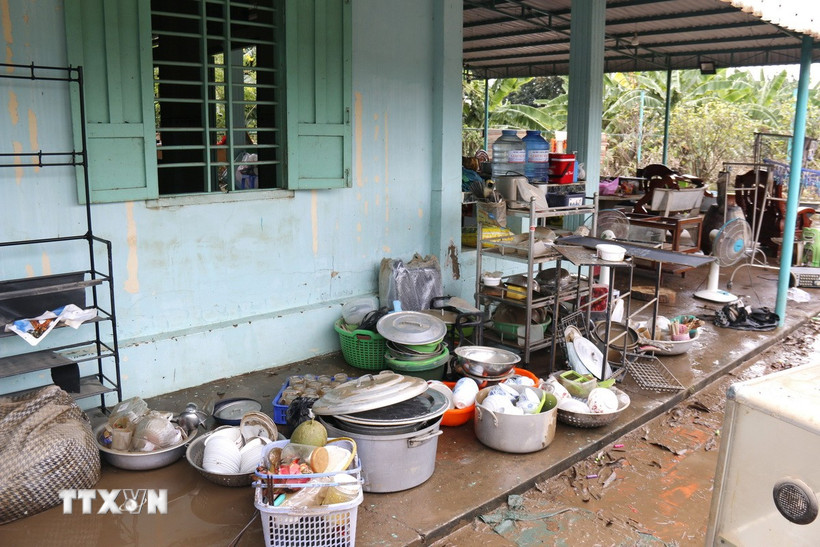 Nhiều đồ đạc, đồ dùng trong nhà bị hư hỏng sau mưa lũ. (Ảnh: Hồng Hiếu/TTXVN)
