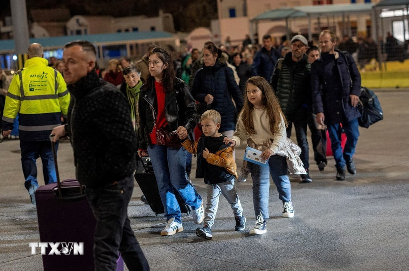 Người dân chờ phà tới Piraeus, sau các trận động đất liên tiếp trên đảo Santorini, Hy Lạp ngày 4/2. (Ảnh: REUTERS/TTXVN)