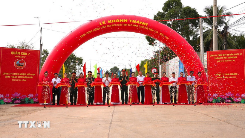 Các đại biểu cắt băng khánh thành công trình dự án đường Tuần tra biên giới tỉnh Tây Ninh. (Ảnh: Thanh Tân/TTXVN)
