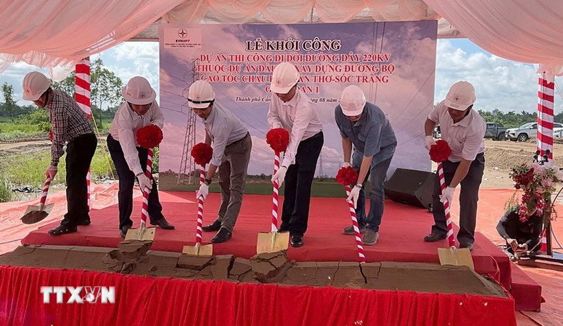 Các đại biểu thực hiện nghi thức khởi công dự án. (Ảnh: Văn Giáp/TTXVN)