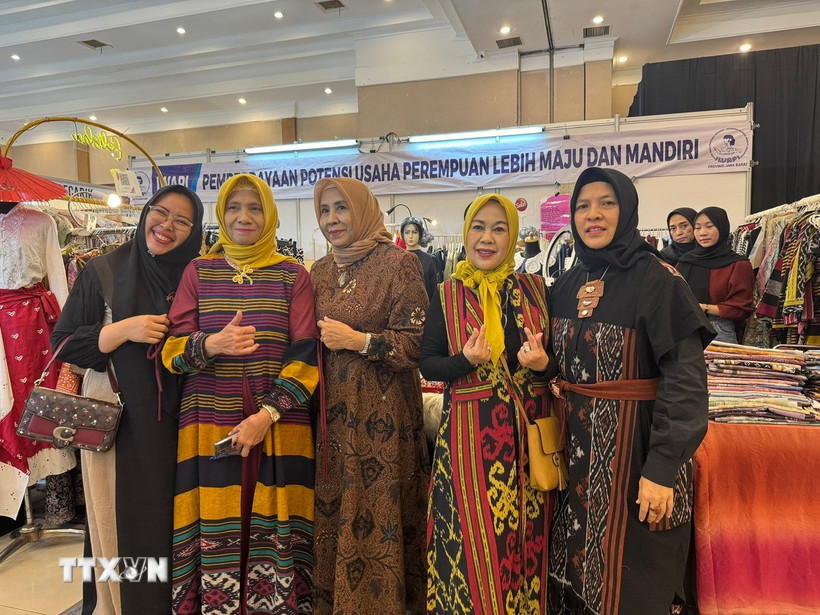 Nhóm phụ nữ trong trang phục đặc trưng truyền thống của nhiều vùng tại lễ hội. (Ảnh: Đỗ Quyên/TTXVN)