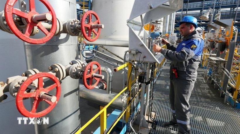 Công nhân điều chỉnh van tại trạm khí nén Slavyanskaya trên hệ thống đường ống dẫn khí đốt Nord Stream 2 của Tập đoàn Gazprom ở vùng Leningrad, Nga. (Ảnh: TASS/TTXVN)