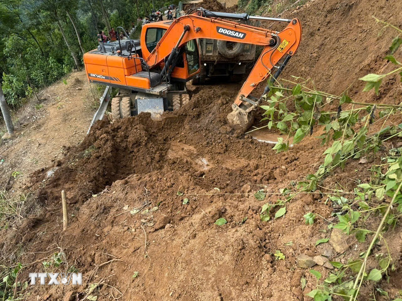 Các đơn vị tăng cường phương tiện máy công trình để khẩn trương thông tuyến. (Ảnh: TTXVN phát)