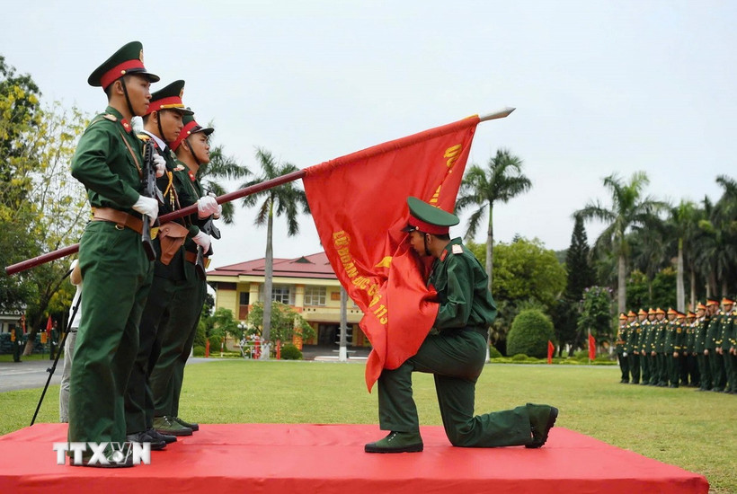 Chiến sỹ mới của Lữ đoàn 113 đặc công hôn Lá cờ Quyết thắng của đơn vị trong lễ tuyên thệ. (Ảnh: Trọng Đức/TTXVN)