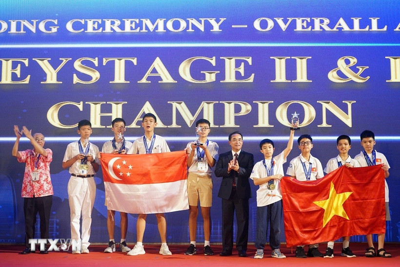 Ban Tổ chức trao Giải vô địch toàn đoàn thuộc về đoàn Việt Nam và Singapore. (Ảnh: TTXVN phát)