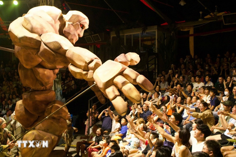 Các vở diễn sân khấu hấp dẫn sẽ mang đến cho thiếu nhi những giây phút thư giãn, cùng những bài học bổ ích trong cuộc sống. (Ảnh: TTXVN phát)