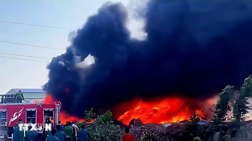 Lửa bùng phát dữ dội tại nhà xưởng bông của Chi nhánh Công ty Trách nhiệm hữu hạn Thương phẩm Á Phi (khu Hợp Thành, phường Yên Tử). (Ảnh: TTXVN phát)