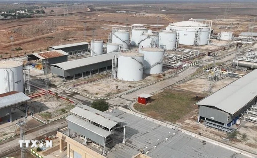 Nhà máy chế biến dầu của Iran ở Ahvaz, tỉnh Khuzestan. (Ảnh: IRNA/TTXVN) Nhà máy chế biến dầu của Iran ở Ahvaz, tỉnh Khuzestan. (Ảnh: IRNA/TTXVN)