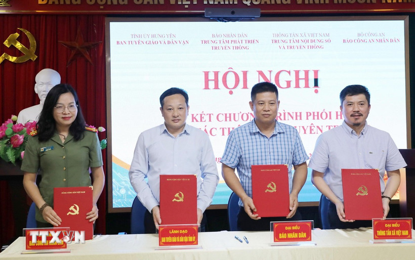 Lãnh đạo Ban Tuyên giáo và Dân vận Tỉnh ủy Hưng Yên và đại diện các đơn vị ký kết chương trình phối hợp. (Ảnh: Thế Duyệt/TTXVN)