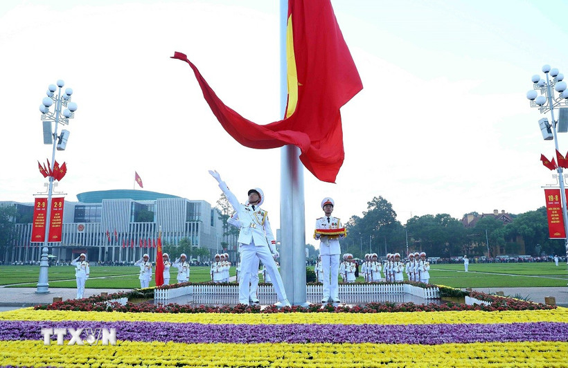 Nghi lễ thượng cờ tại Quảng trường Ba Đình. (Ảnh: Phạm Kiên/TTXVN)